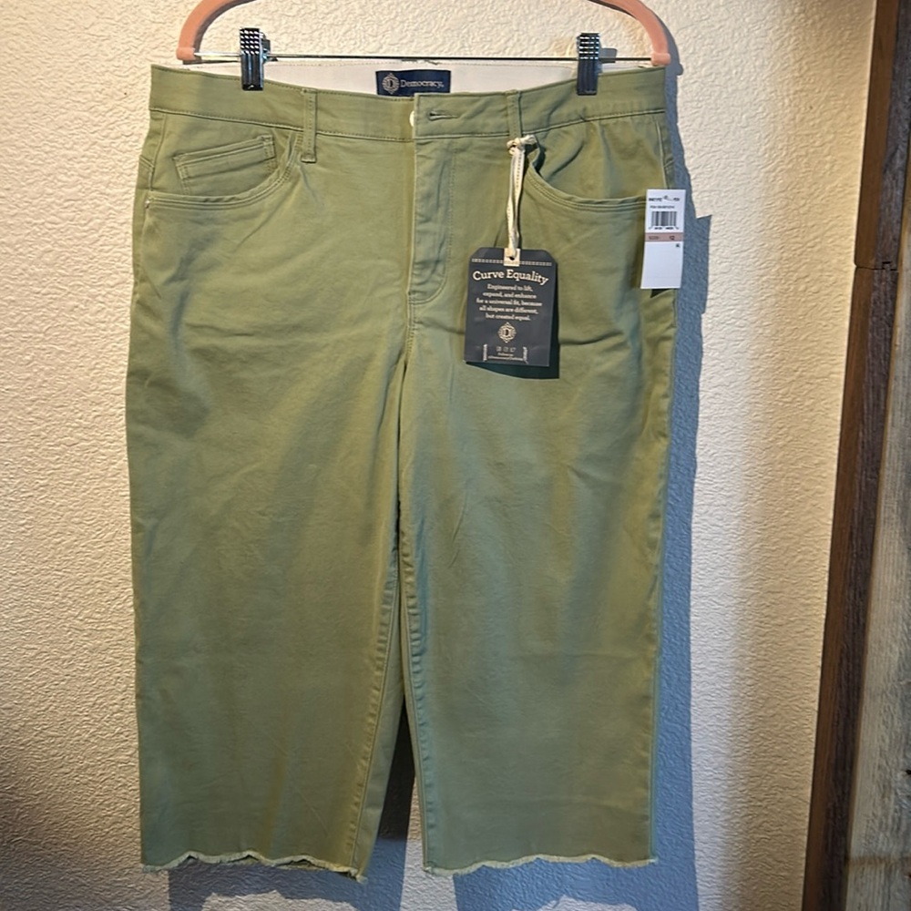 New Democracy “Ab”solution Scalloped Capris